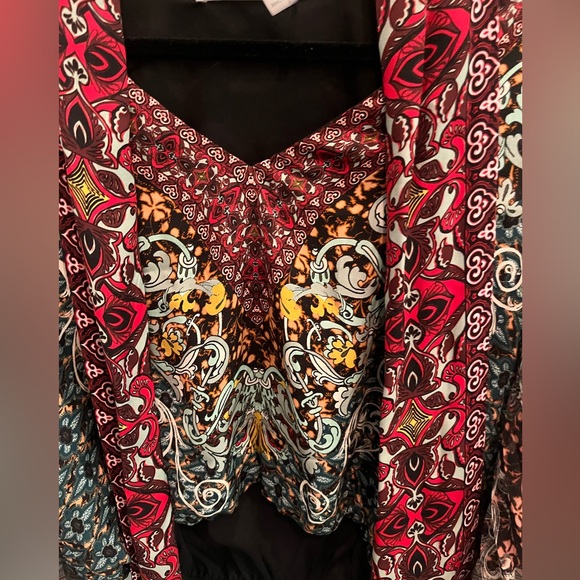 ALICE+OLIVIa Flutter Sleeve Top - Picture 4 of 9